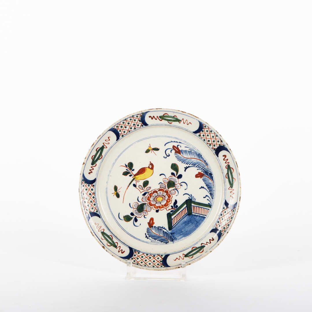 Null 德尔福

陶器盘，有多色的鸟、花和障碍物的装饰。

18世纪。

直径：22厘米

(筹码)