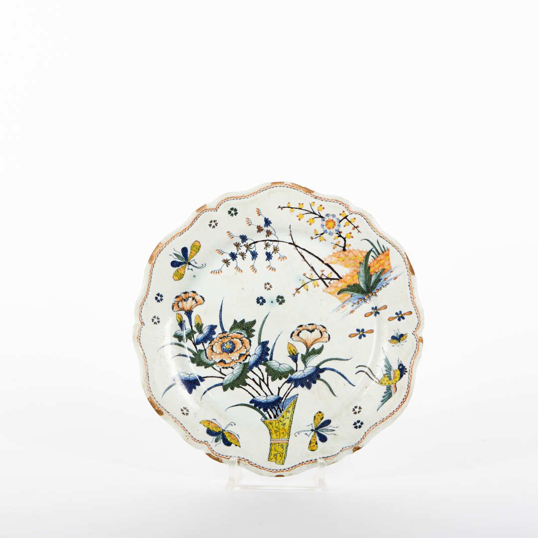 Null ROUEN

边缘移动的盘子，有昆虫、花朵和篮子的多色装饰。

18世纪。

背面有标签Thierry L'HUILLIER。

直径：25厘米。

&hellip;
