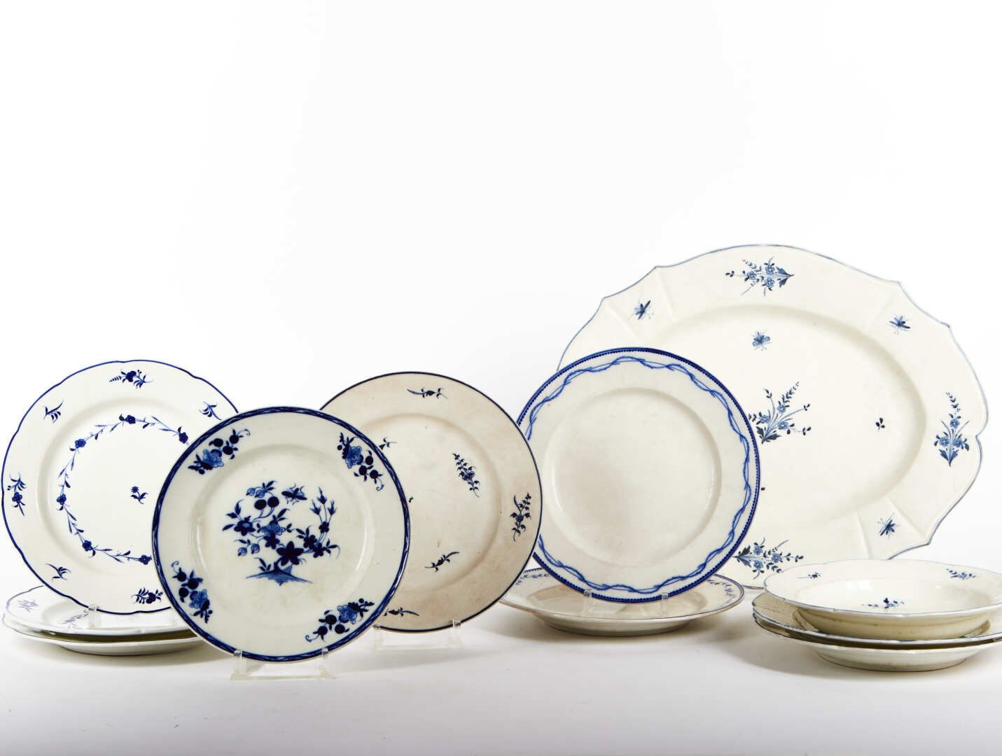 Null ARRAS/TOURNAI

镶嵌在软膏中的蓝色单色的不同装饰物，包括:

- 10盘

- 两柄不同盖子的蔬菜盘子

- 椭圆形盘子

- 一个咖啡&hellip;