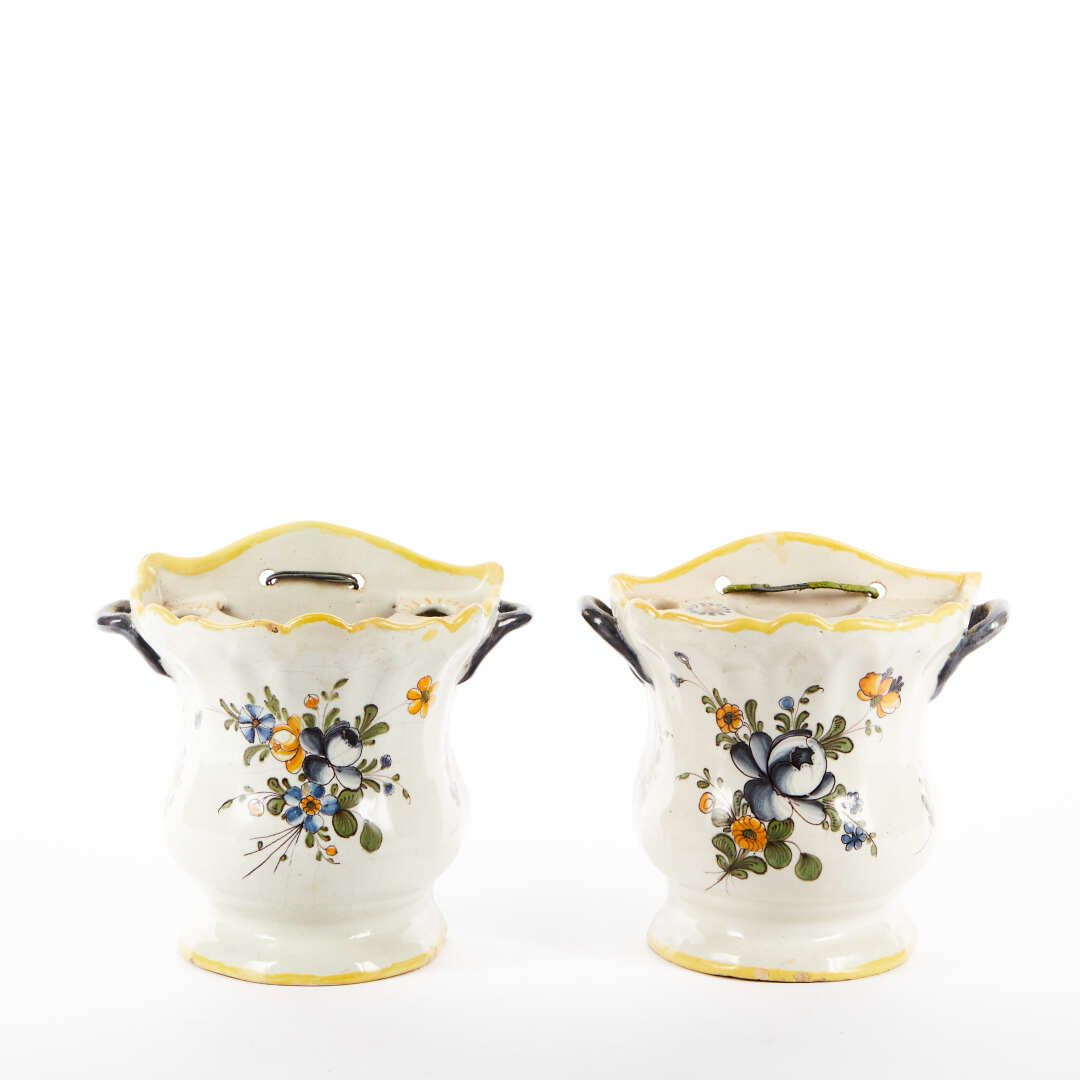 Null Pair of earthenware flowerpots with polychrome decoration of flowers.

Work&hellip;