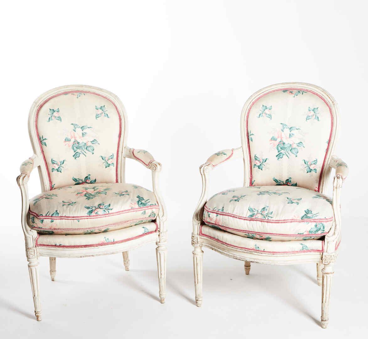 Null Paar Sessel mit gebogener, hufeisenförmiger Rückenlehne aus weiß lackiertem&hellip;