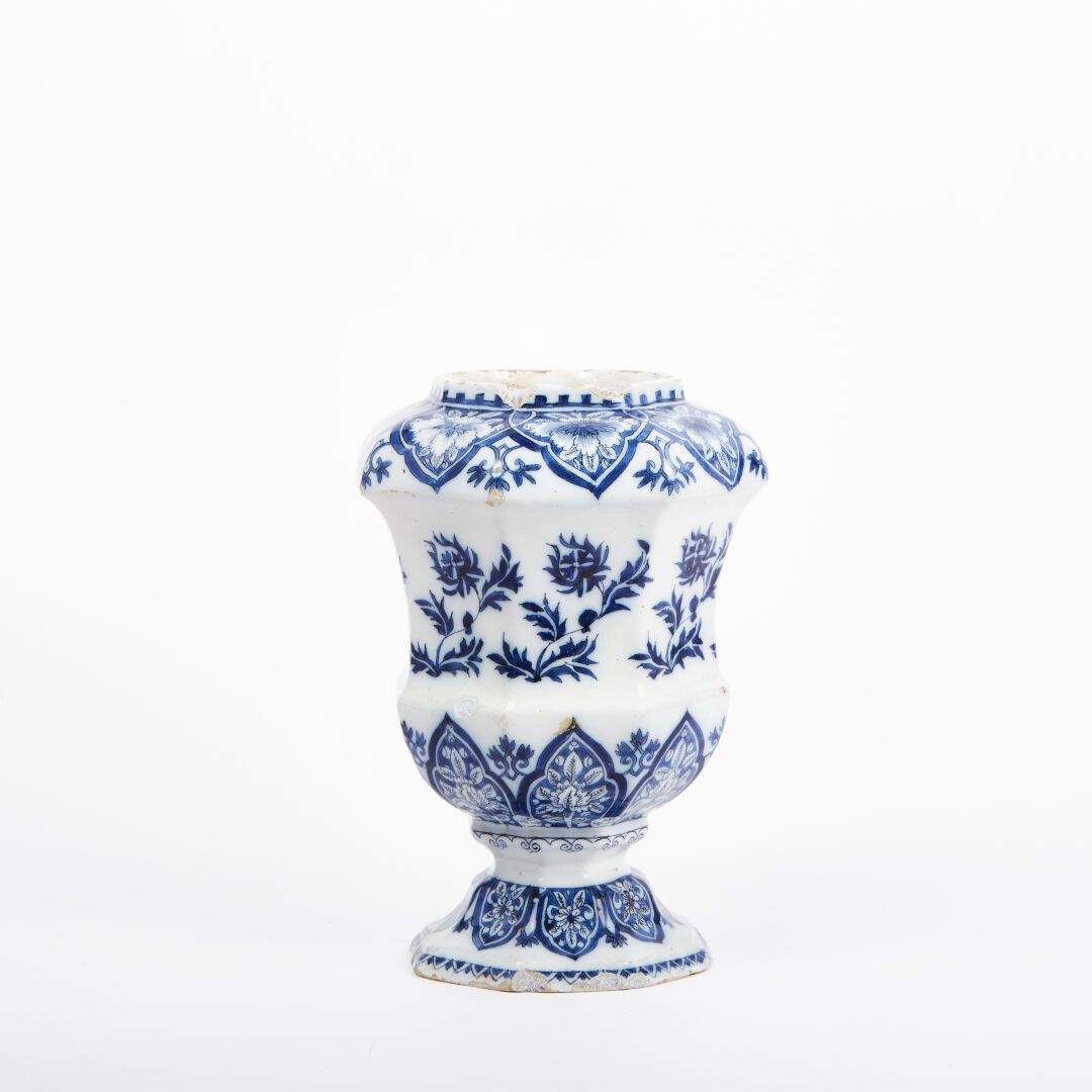 Null Vaso a balaustro in terracotta su piedistallo con decorazione monocroma blu&hellip;