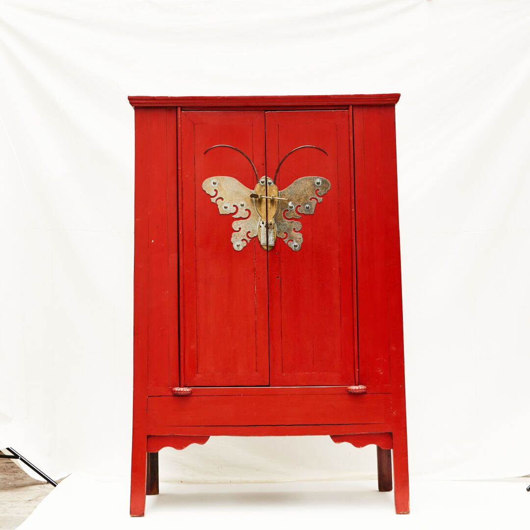Null 红色漆器柜，有2个门。

中国20世纪初

168 x 110 x 60厘米