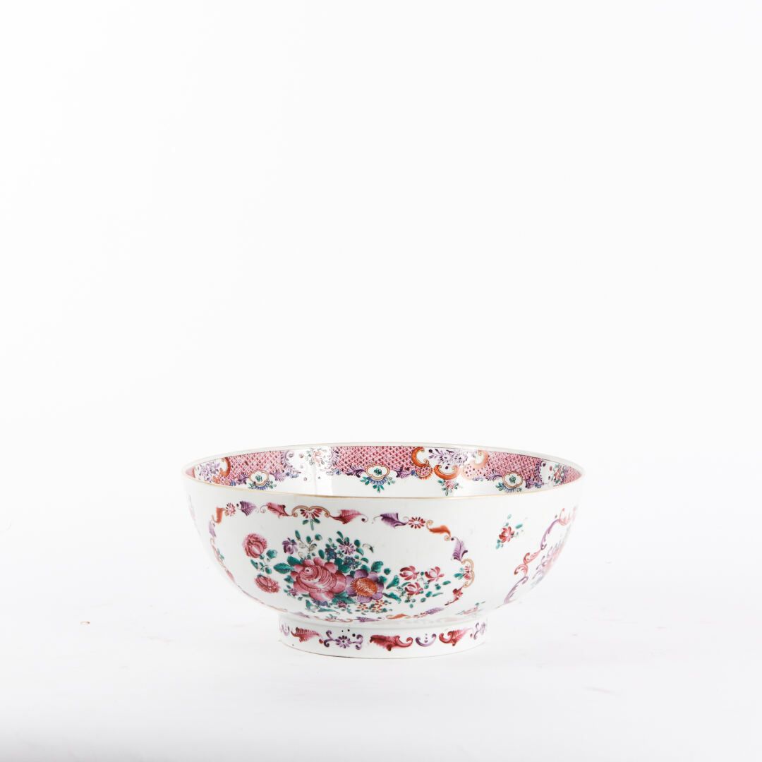 Null 中国

跟前的大瓷碗，上面有多色的花纹装饰。

印度公司，乾隆时期。

高度：13厘米

直径：29.5厘米