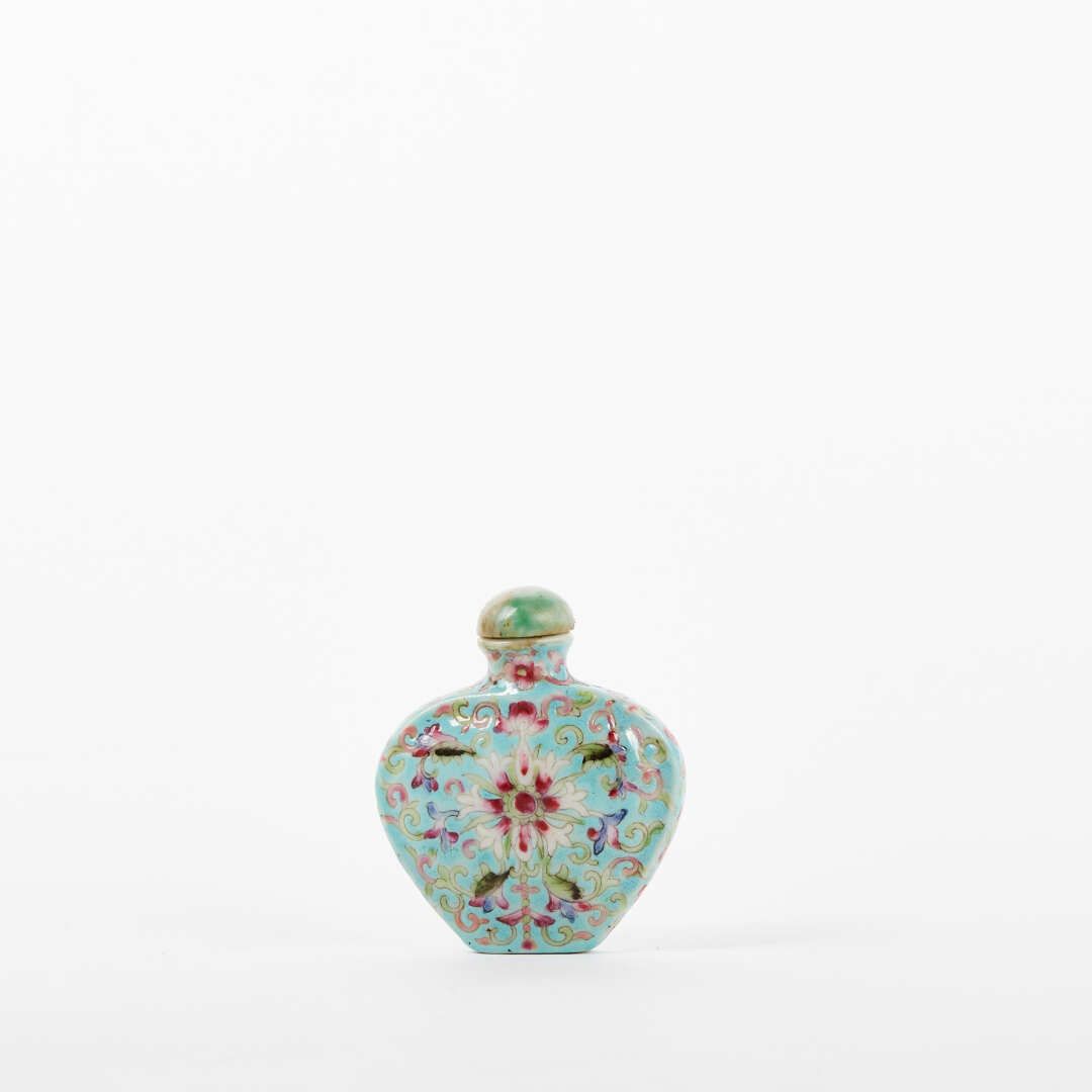 Null 瓷器莲花装饰的Famille Rose 鼻烟壶。

狗18世纪的标记和乾隆时期。

高：5,4厘米。



专家 : ANSAS&PAPILLON

&hellip;