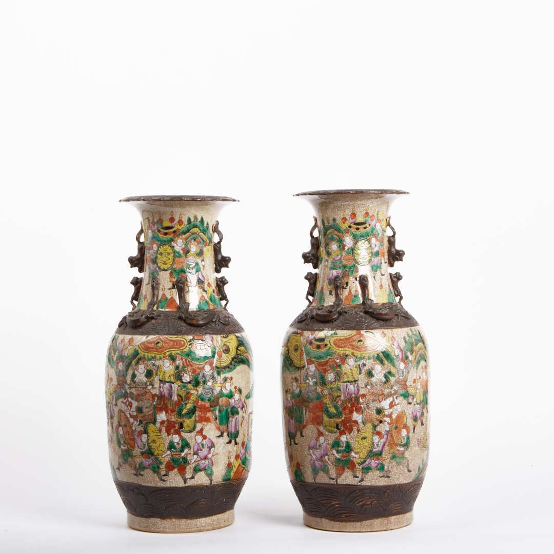 Null 中国

一对多色炻器花瓶，底部标有战争场景。

广州，19世纪末。

高度：47厘米