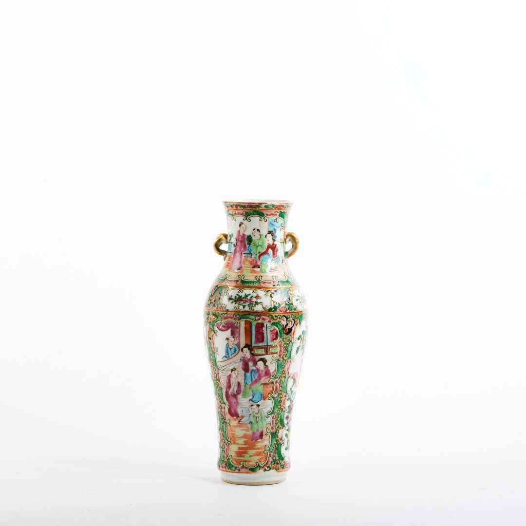 Null 中国

瓷器双柄栏杆花瓶，多色和黄金装饰的动画场景。

广州，19世纪初。

高度：31厘米