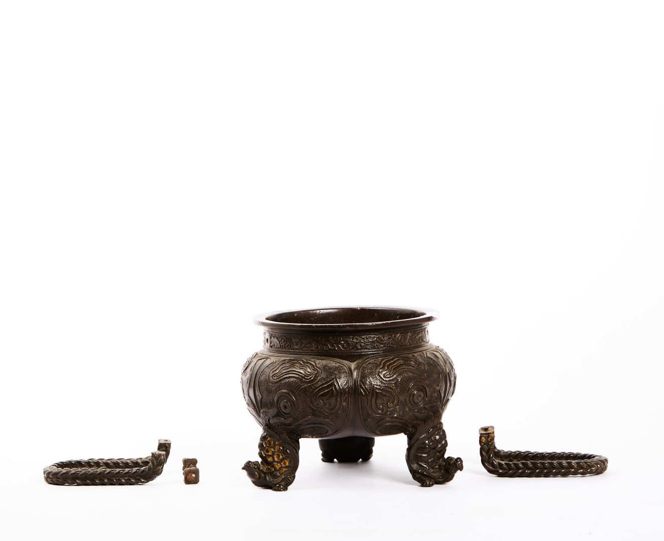 Null Vaso tripode in bronzo patinato nero decorato con cane Fô e drago

Indocina&hellip;
