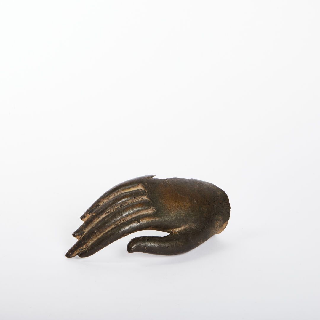 Null 古铜色的佛手

泰国

8 x 19,5 cm



出处：原收藏品 欧仁-多德尼（1923-2015）雕塑家。