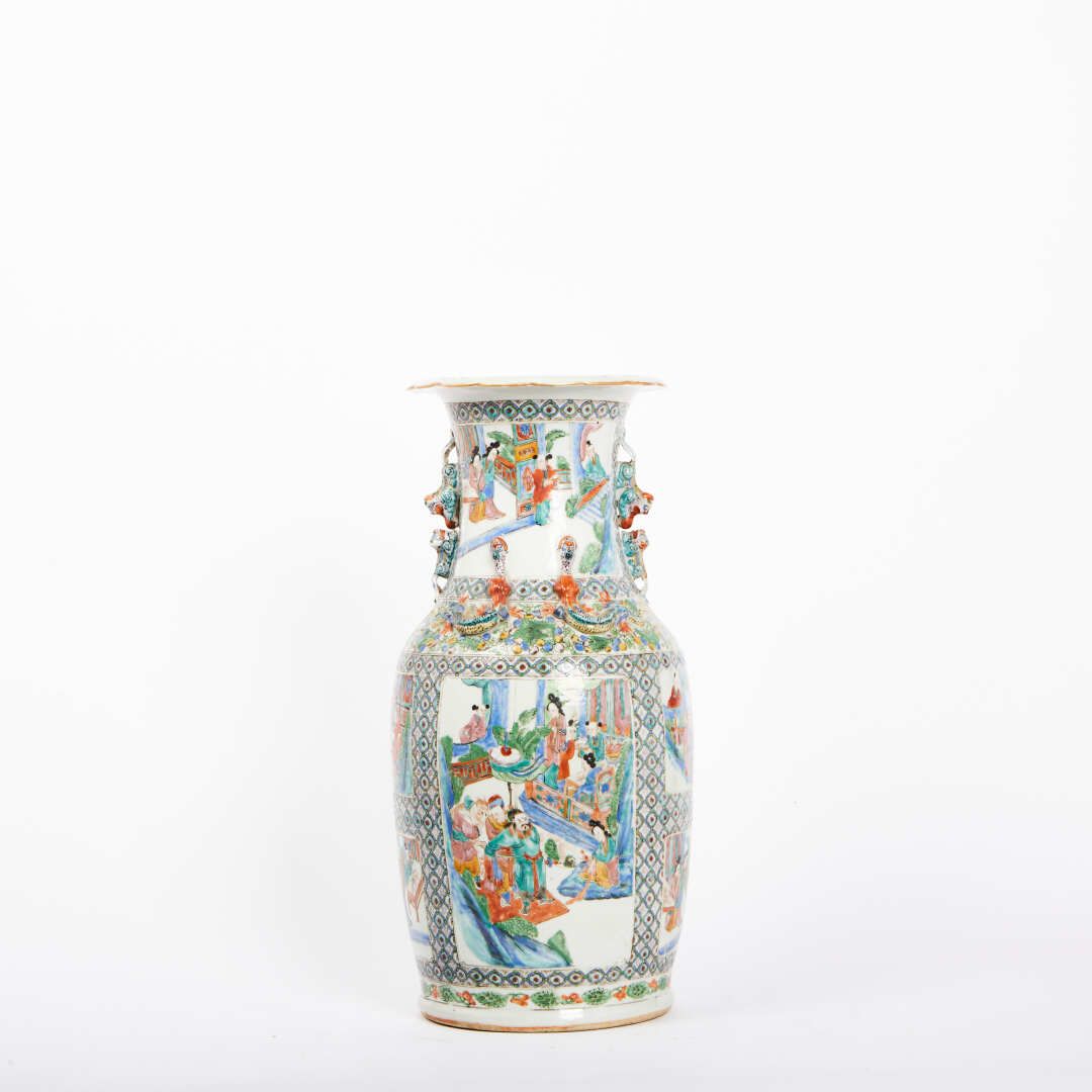 Null 中国

瓷质阳台花瓶，有两个把手，有多色的动画场景装饰。

19世纪。

高度：46.5厘米