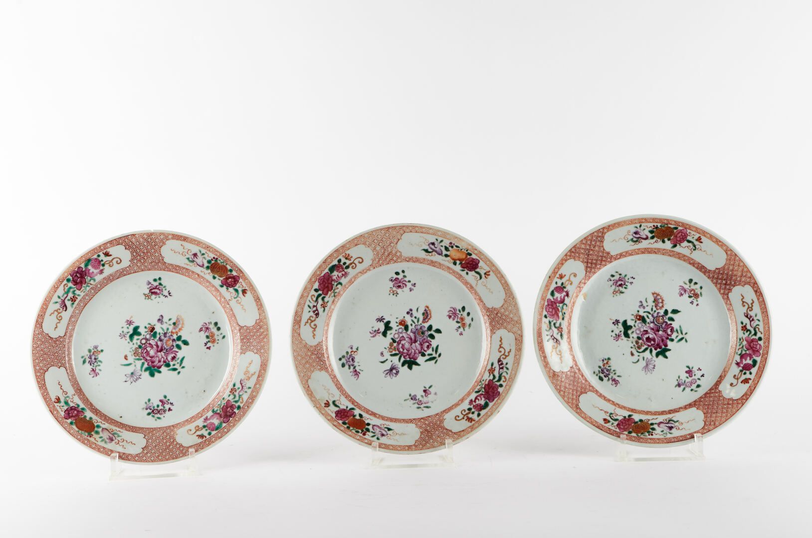 Null CHINA

Suite of 3 porcelain plates with polychrome and gold decoration of f&hellip;