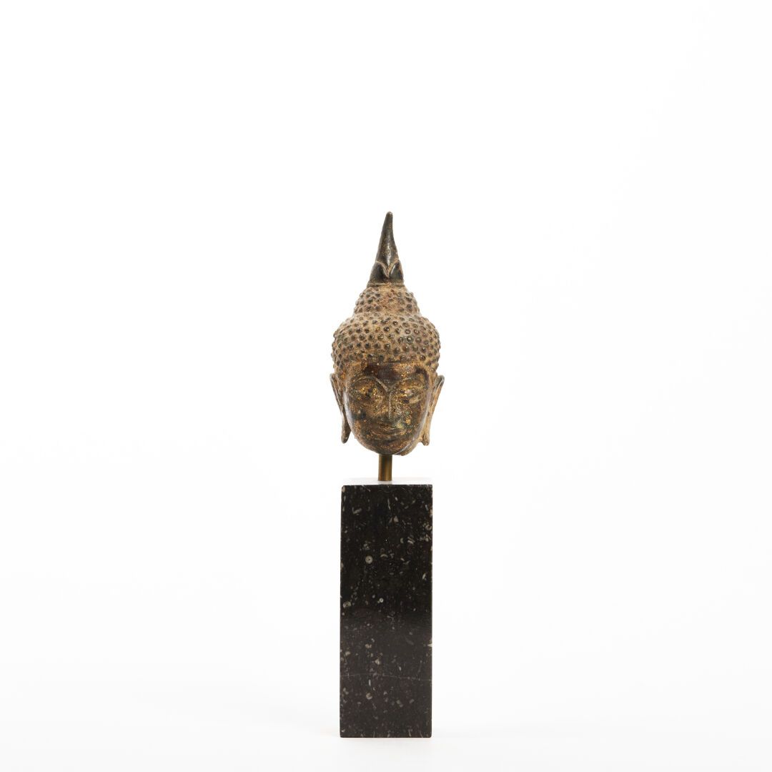 Null Buddha-Kopf aus Bronze 

Die braune und goldene Patina unterstreicht die Sc&hellip;