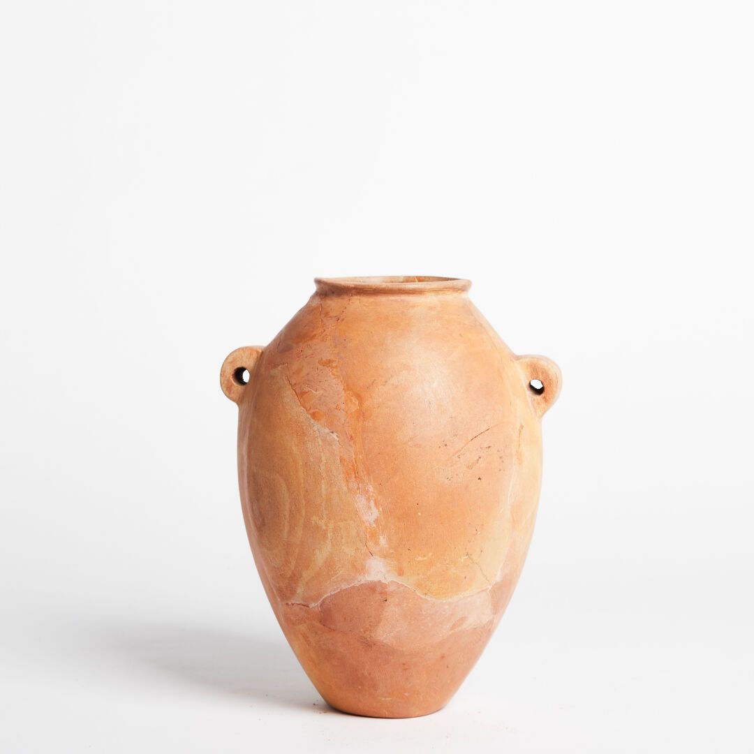 Null Vase aus Terrakotta mit zwei geringelten Henkeln.

Ägypten

Höhe: 22cm



E&hellip;