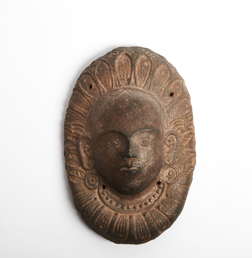 Null 神明的面具

脸部被棕榈树所包围

极好的铜锈，有颜料的痕迹

带有闪闪发光的云母的陶器

西藏/尼泊尔，17-18世纪

高度：21厘米

呈现在一&hellip;