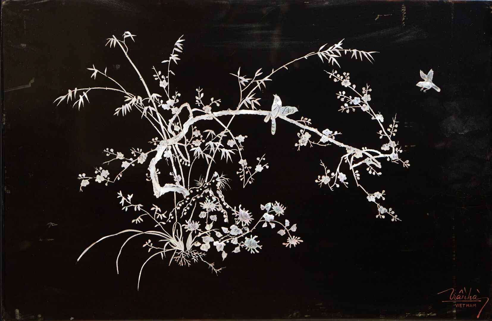 Null 黑漆和珍珠母板，带树枝装饰

签署了越南TRANHA公司

39 x 59 厘米