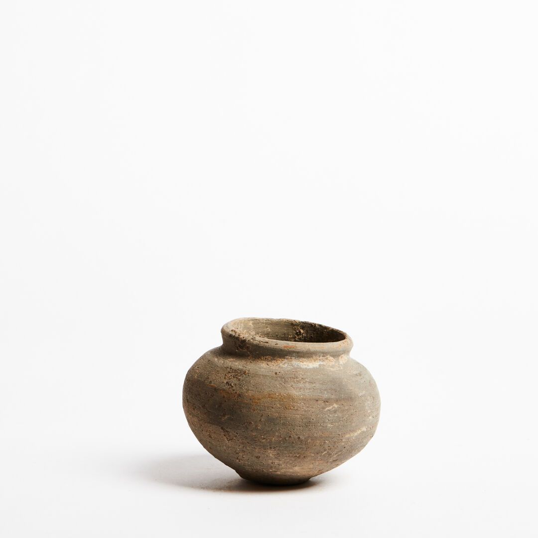 Null 小陶罐，圆柱形陶盘和红色符号陶罐，带球状体，擦拭的手柄和基座

保存状态极佳，土质沉积

罗马时期 2-4世纪

高度：6.5厘米、5.5厘米和9厘米