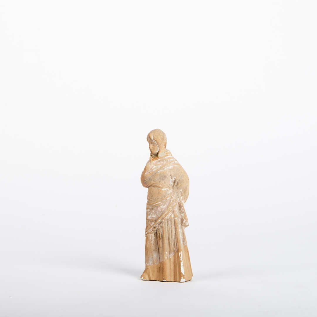 Null 索福克尔式的女人雕像

她身穿披风，用她的头饰遮住头。

大希腊，米里纳，公元前3世纪

高度：18厘米

(下半部分的修复)



专家：Sabri&hellip;
