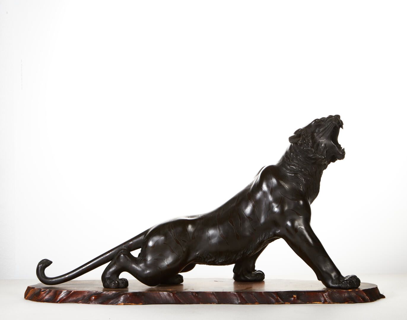 Null Tigre blessé.

Bronze patiné.

Japon, fin 19ème siècle.

38 x 71 cm

Socle &hellip;