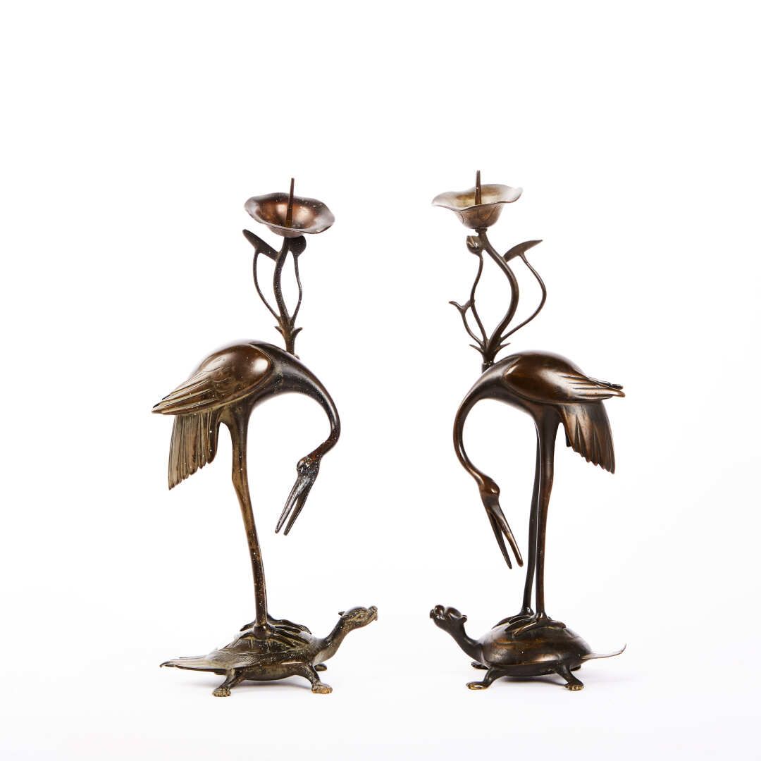 Null Coppia di torce in bronzo patinato raffiguranti ibis appollaiati su tartaru&hellip;