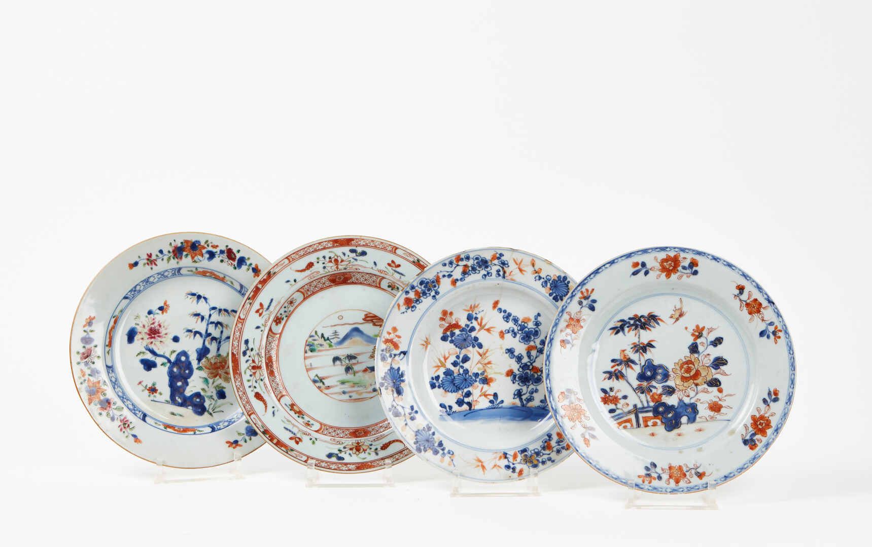 Null 中国



4个青花、红花、鎏金或多色稻花香装饰的瓷盘，有花枝、篱笆、竹子或山水图案

18世纪

直径：22和23厘米

(缺口、裂缝）。