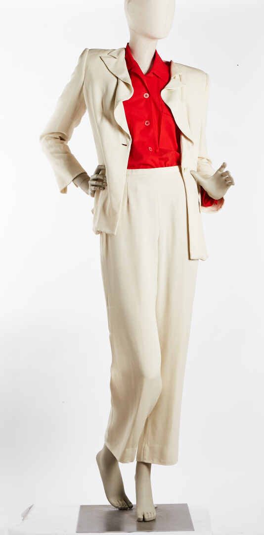 Null Giorgio ARMANI & Yves SAINT LAURENT : LOT OF 2



ARMANI



米白色真丝绉绸套装，包括外套，&hellip;