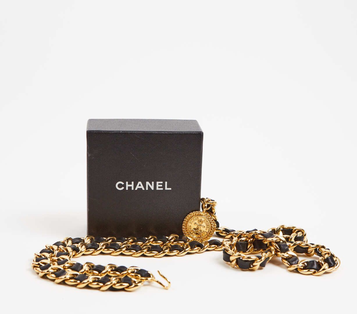 Null CHANEL



Leather belt and gold chain with medal

Length: 100 cm; with its &hellip;