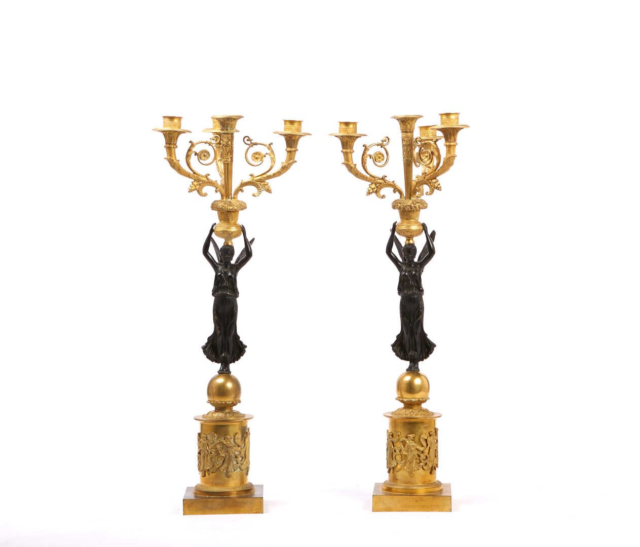 Null Coppia di candelabri a quattro luci in bronzo patinato nero e bronzo dorato&hellip;