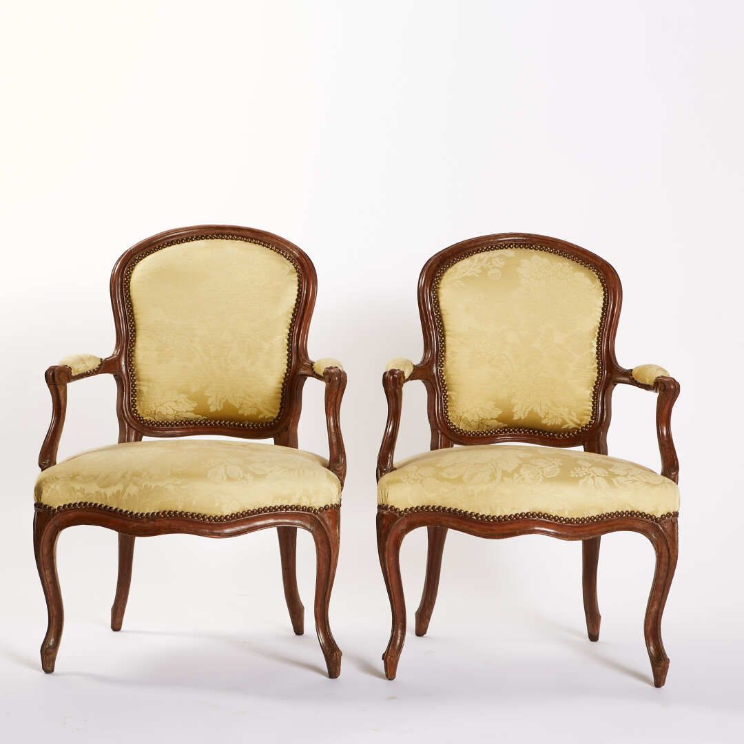 Null Pair of cabriolet armchairs with violoné back in natural wood.
Armrests and&hellip;