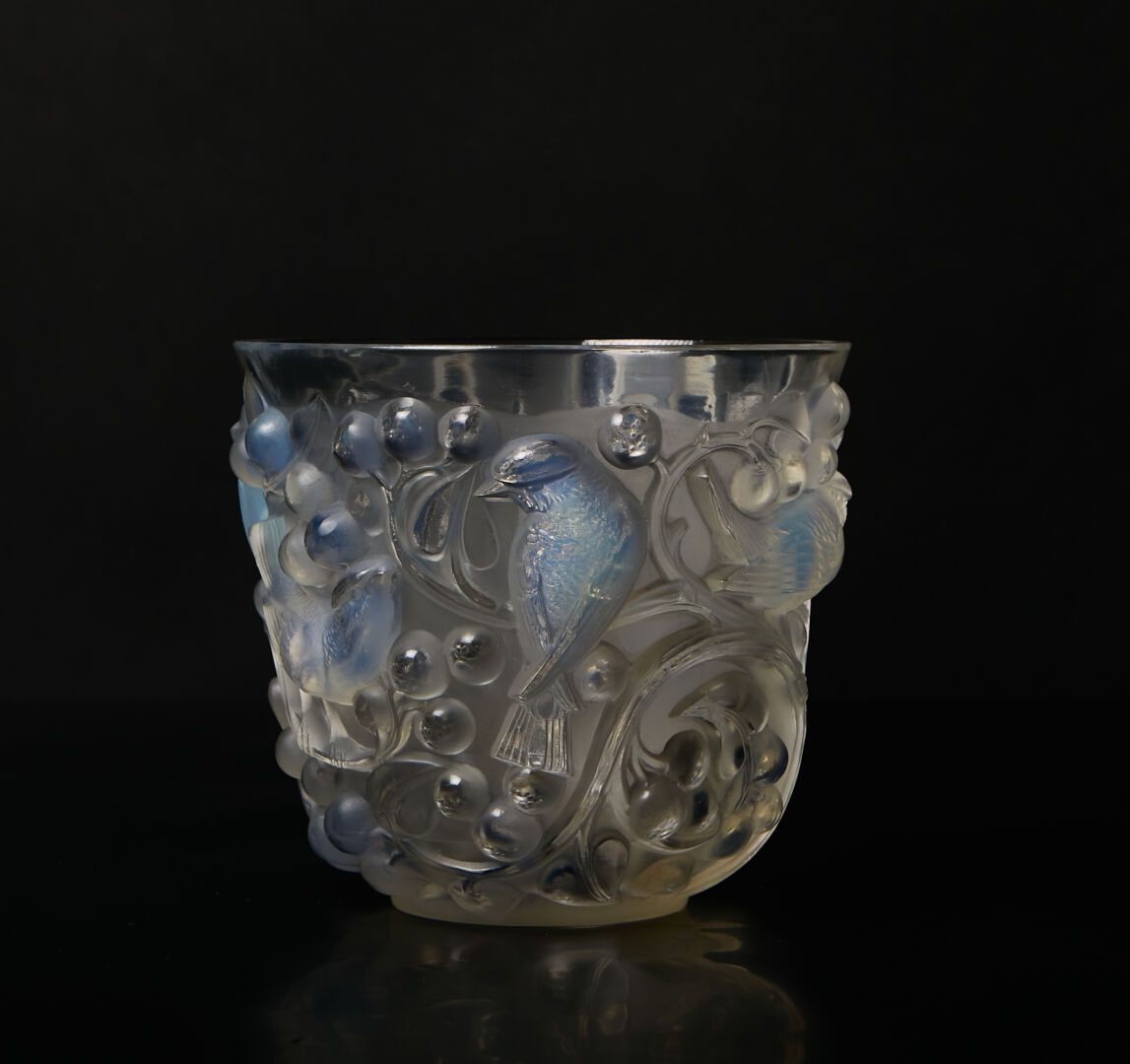 Null 勒内-拉里克 (1860-1945) 
AVALLON花瓶，也叫 "鸟和葡萄"，模制玻璃压制，有着色的古铜色 
签名：R.LALIQUE 法国，编号：&hellip;