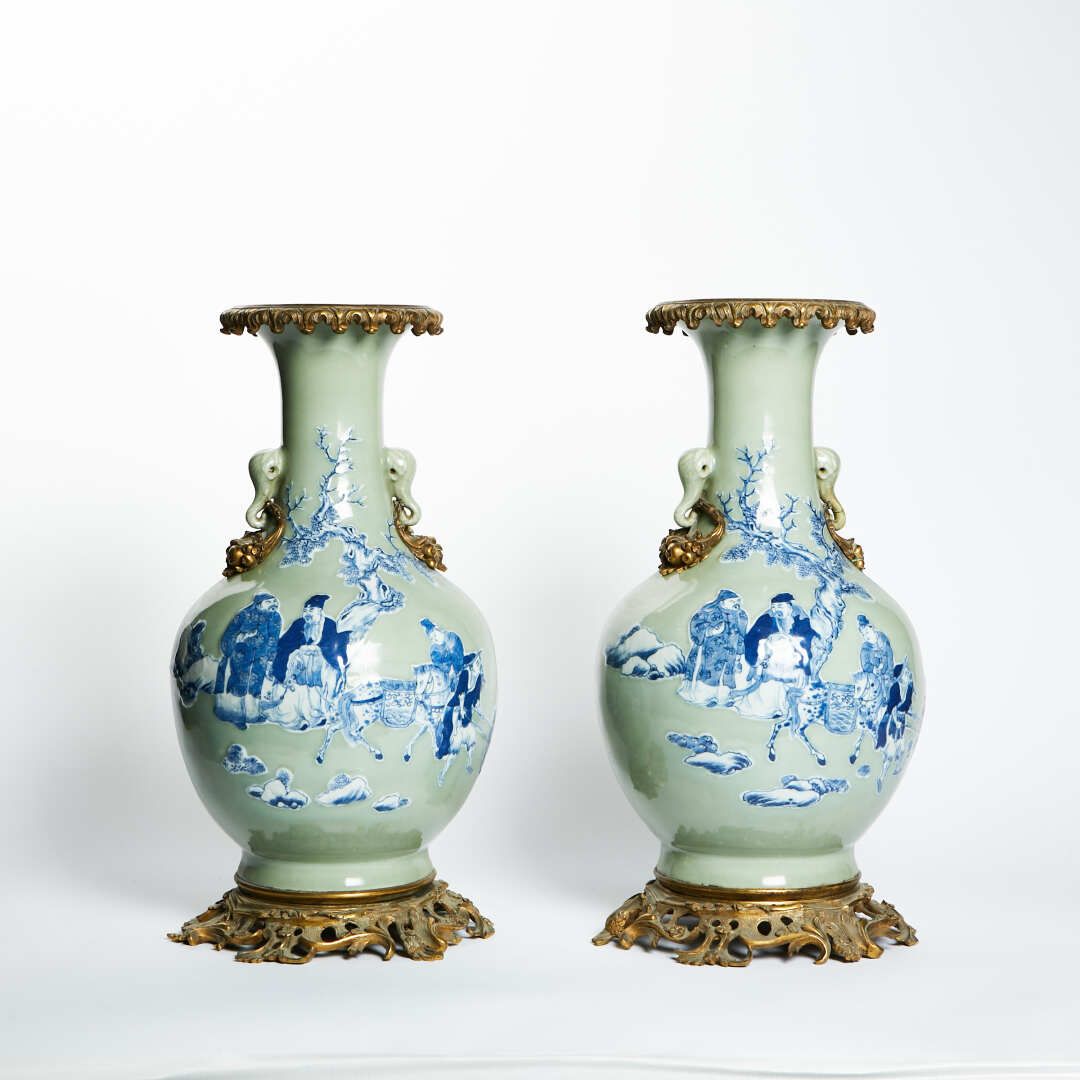 Null CHINA, mediados del periodo Qing,
Pareja de jarrones balaustres de porcelan&hellip;