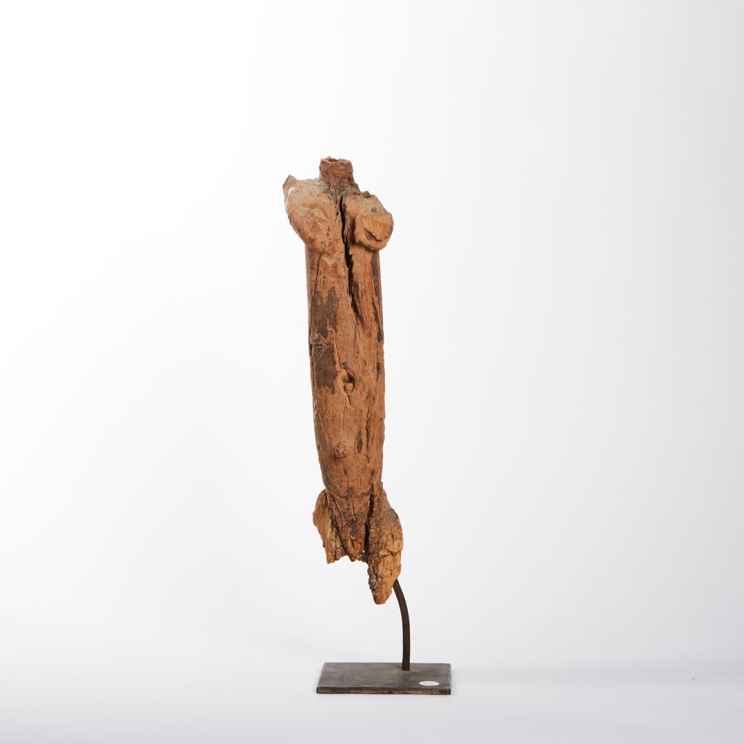 Null Female torso
Eroded carved wood.
Dogon, Mali
Height: 34 cm

Provenance: for&hellip;