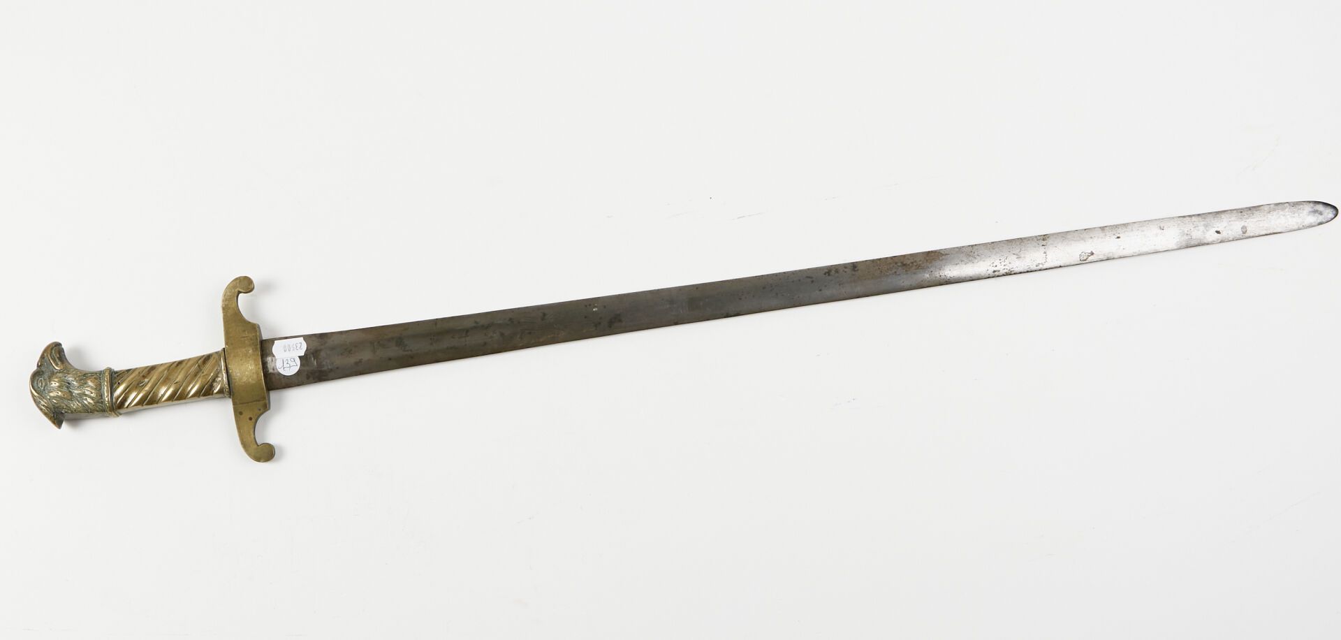 Null Sapper-type sword.
Bronze handle with oblique grooves. Eagle-head pommel. G&hellip;