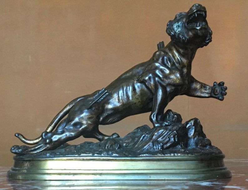Null J. HESTEAU (XIX-XXth) The Wounded Tiger Bronze with a golden patina Signed &hellip;