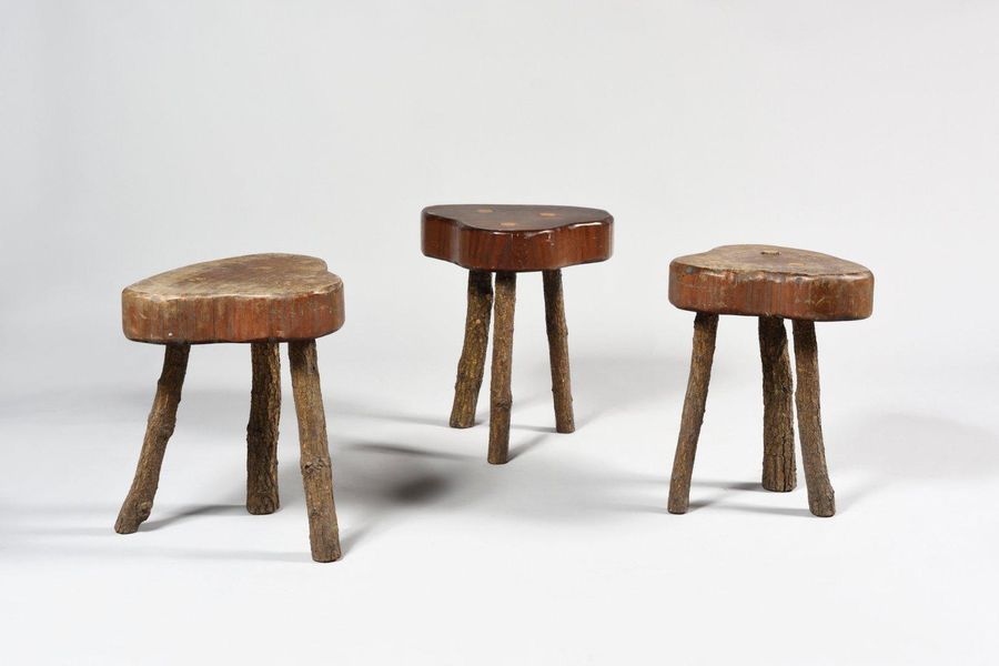 Null BRUTALIST WORK Three tripod stools with thick trilobal seat Height: 50 cm