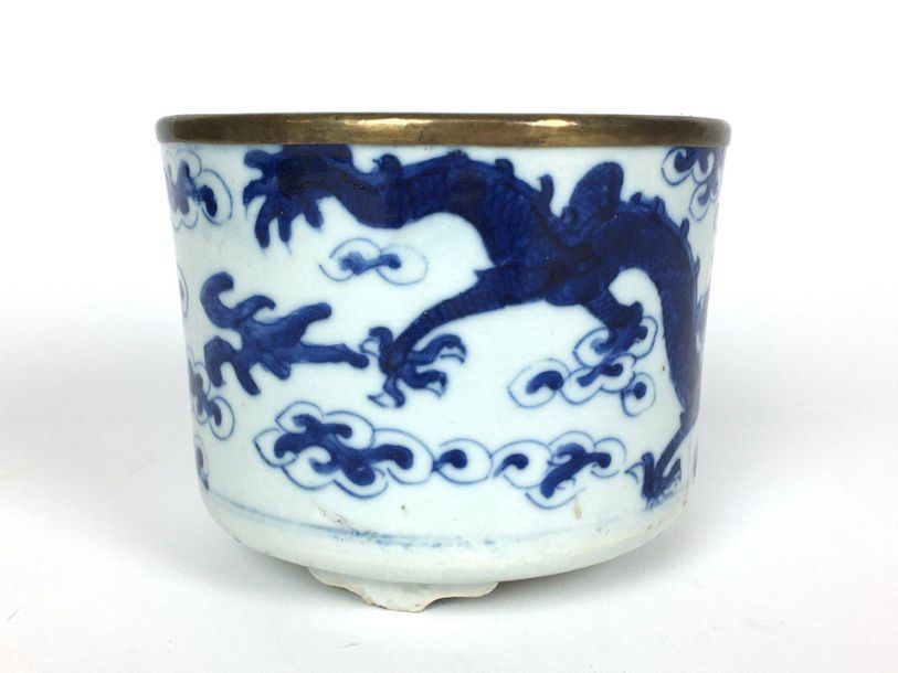 Null VIETNAM Circular porcelain pot resting on three feet decorated in blue unde&hellip;