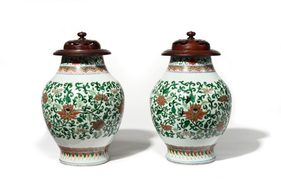 Null 
CHINA


Pair of baluster-shaped vases decorated in Wucaï enamels with lotu&hellip;