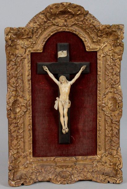 Null TABLEAU CRUCIFIX. Christ en ivoire sculpté avec son Titulus, XVIII siècle s&hellip;