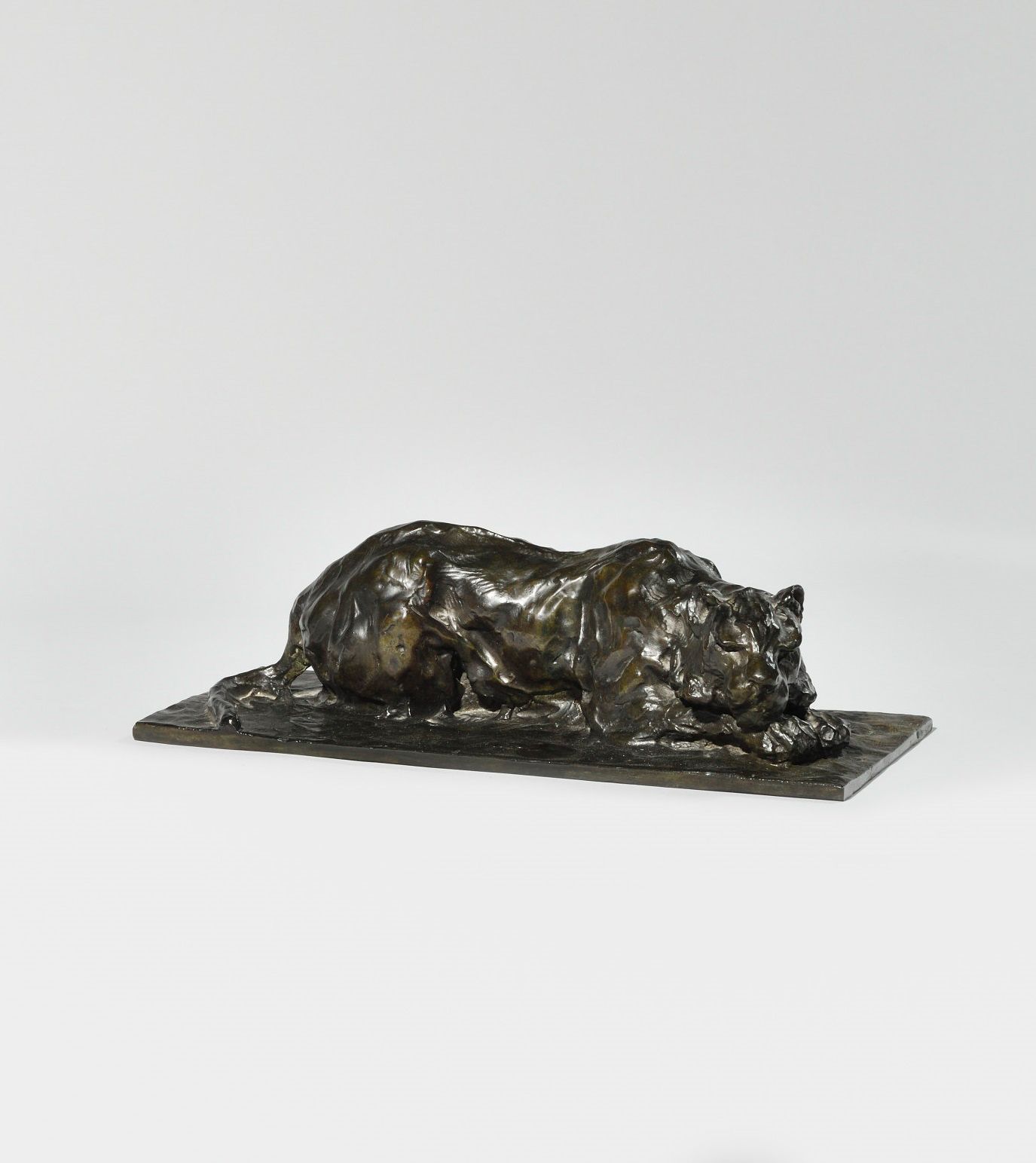 Null GUIDO RIGHETTI (1875-1958) Tigre couché Sculpture en bronze à patine brune &hellip;