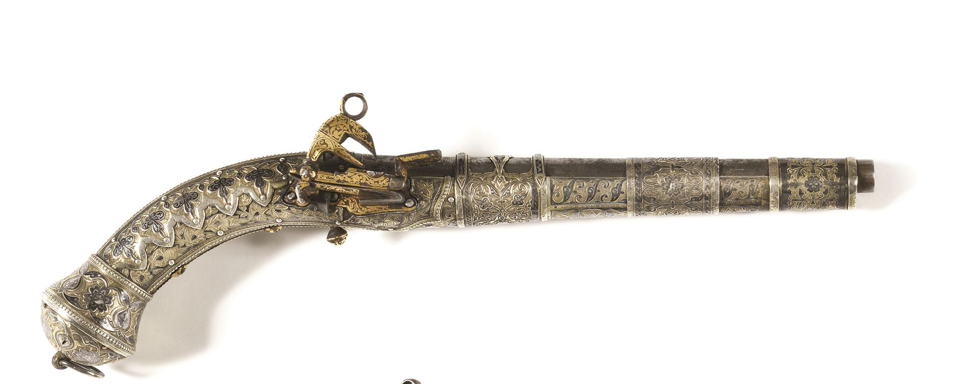 Null 高加索人的燧发枪

饰有银色涅罗和金色的镶嵌物。

高加索地区，达吉斯坦。19世纪。44厘米。B.E.



键盘

Серебро, чернь, &hellip;
