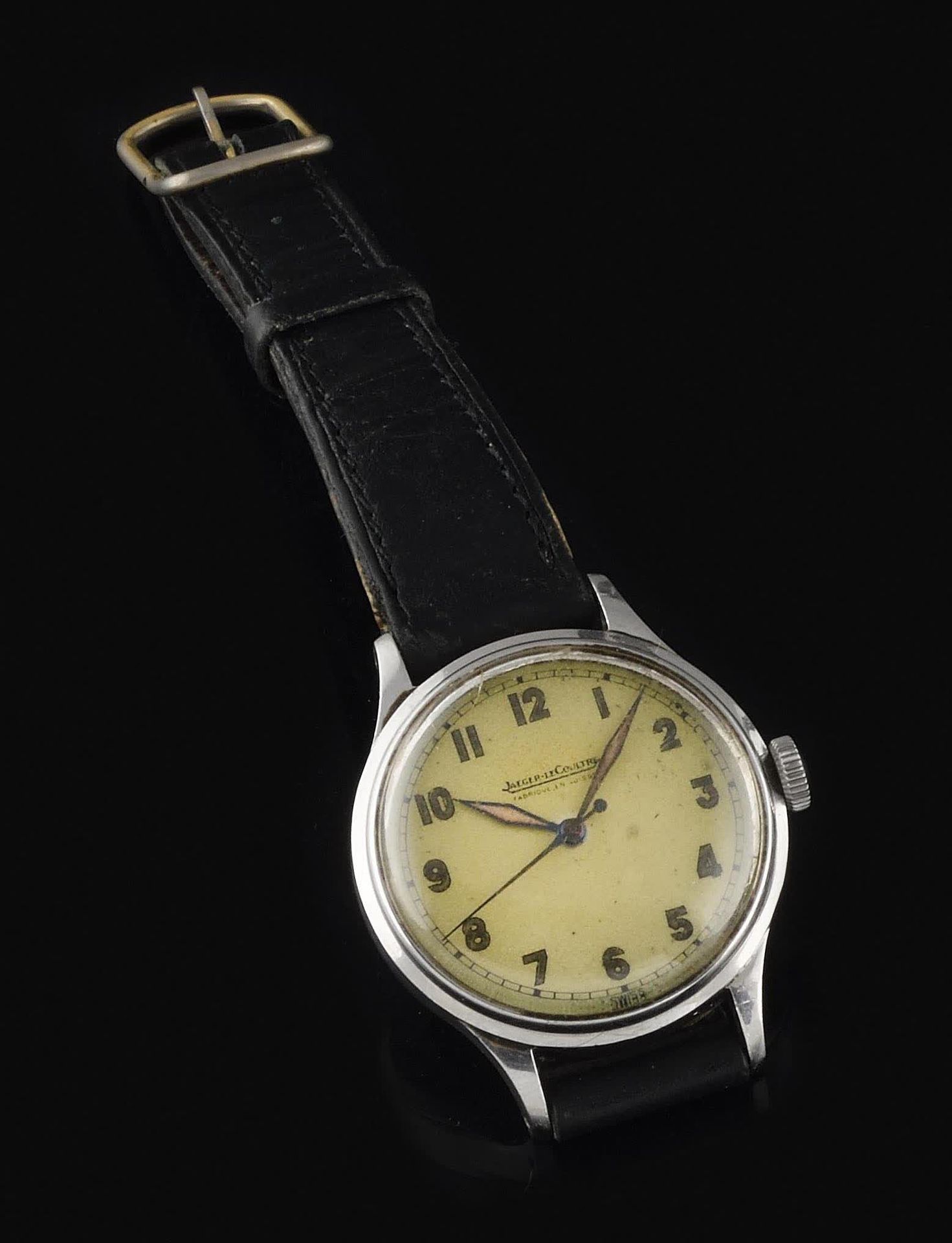 Null JAEGER-LECOULTRE 大约1950年。编号：343XXX。军事风格的钢制腕表，圆形积家表壳，白色的抛光表盘。阿拉伯数字，白色背景的蓝钢指针&hellip;