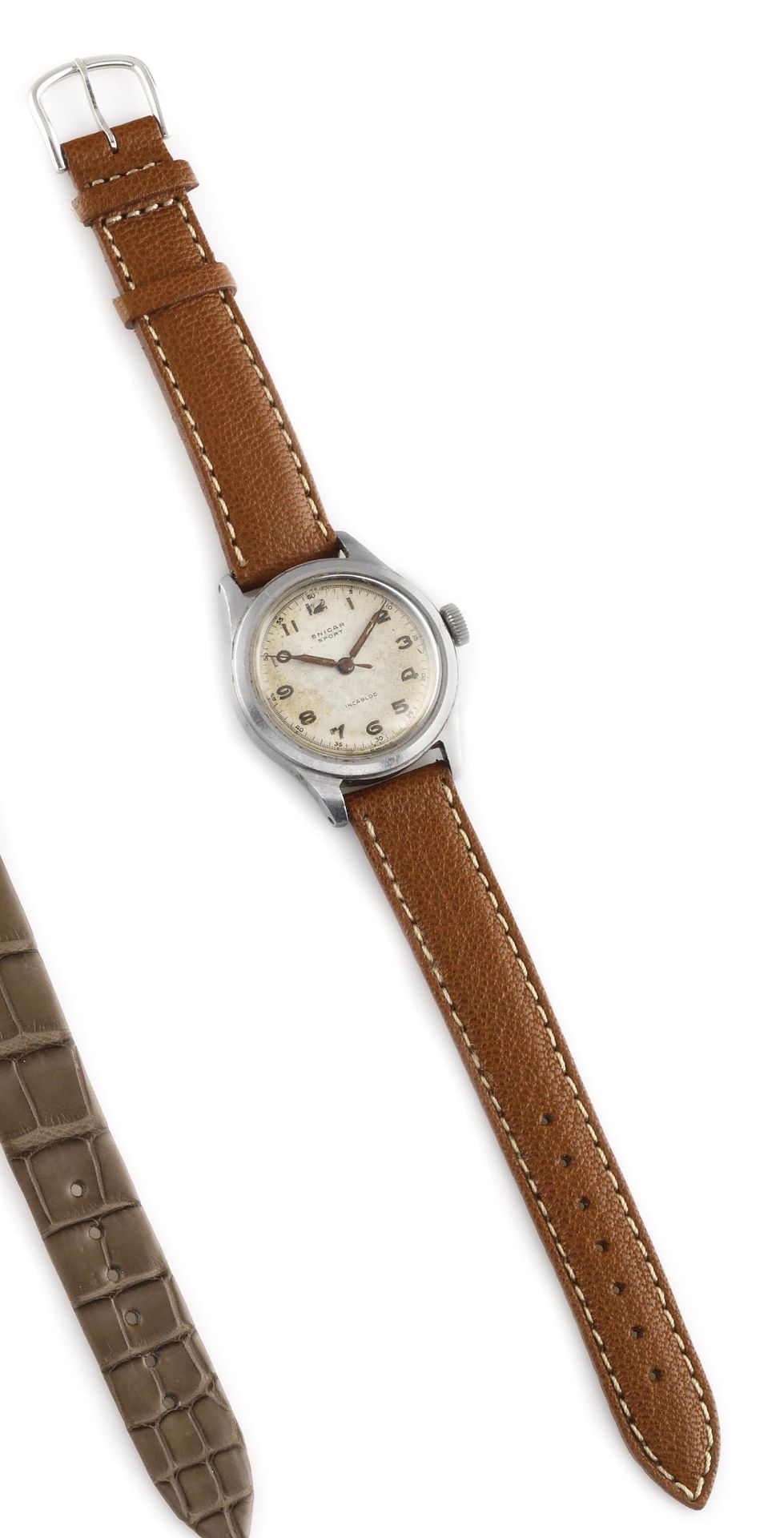 Null ENICAR Sport 关于1940年。不锈钢腕表，圆形表壳，签名灰色表盘。黑漆阿拉伯数字，青铜钢指针。埃尼卡钟表公司手动上弦机械机芯，17颗宝石。&hellip;