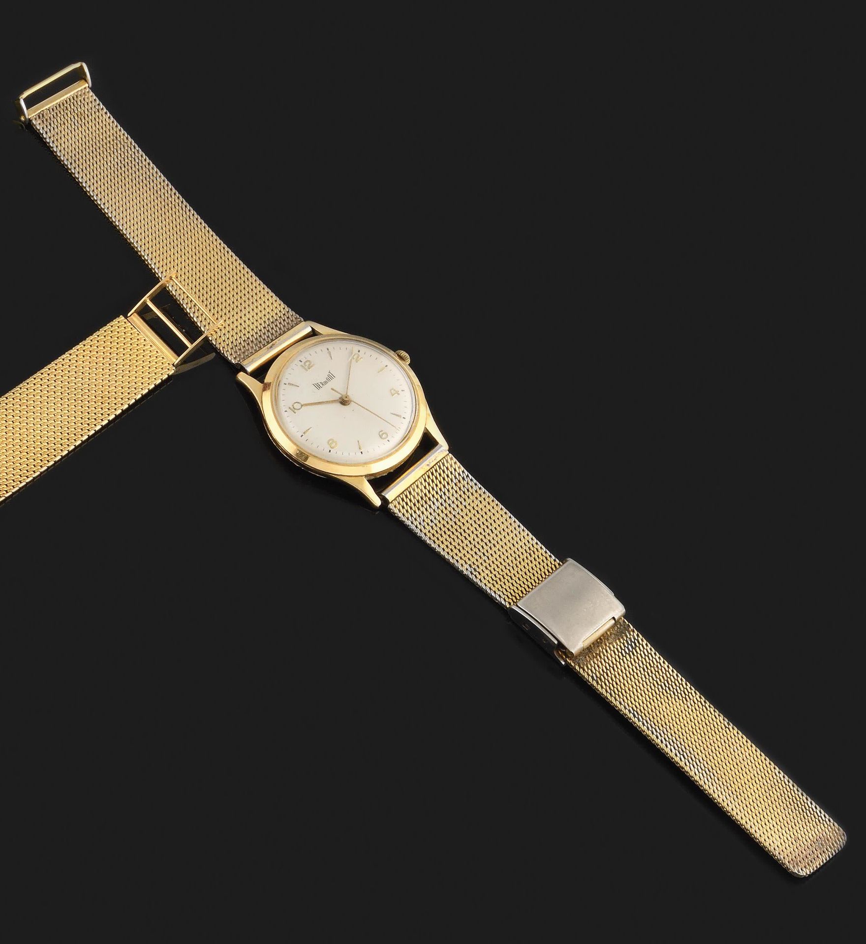 Null 
DERMONT 大约1960年。18K黄金手表，圆形表壳，签名的黄金表盘，巴顿时标和阿拉伯数字，黄金指针。石英机芯，镀黄金表带，折叠扣。攥紧了手背。&hellip;