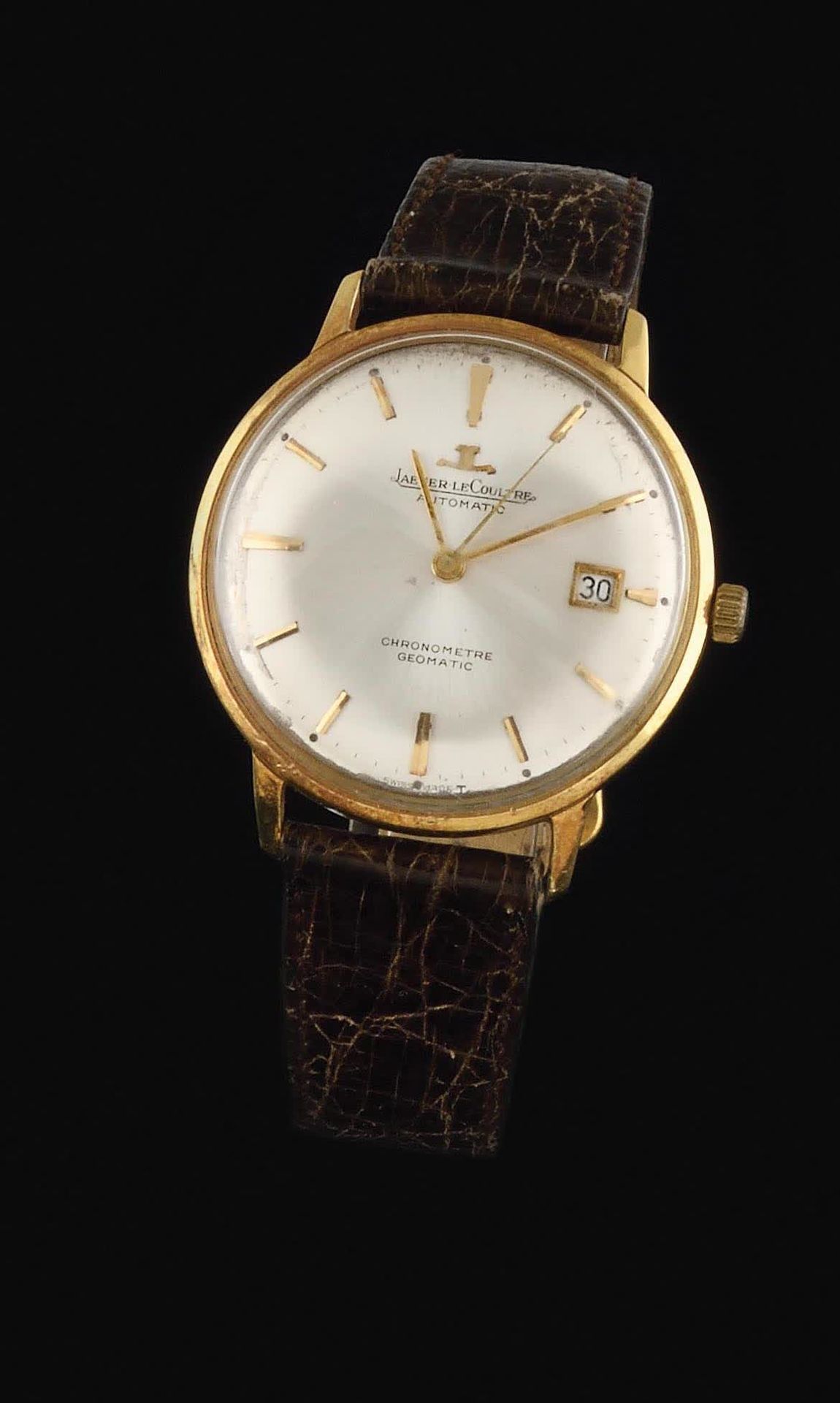 Null JAEGER LECOULTRE自动天文台表 大约1960年。黄金750/1000腕表，圆形表壳，签名的白色表盘。蝙蝠时标和黄金指针。日期窗口位于3点&hellip;