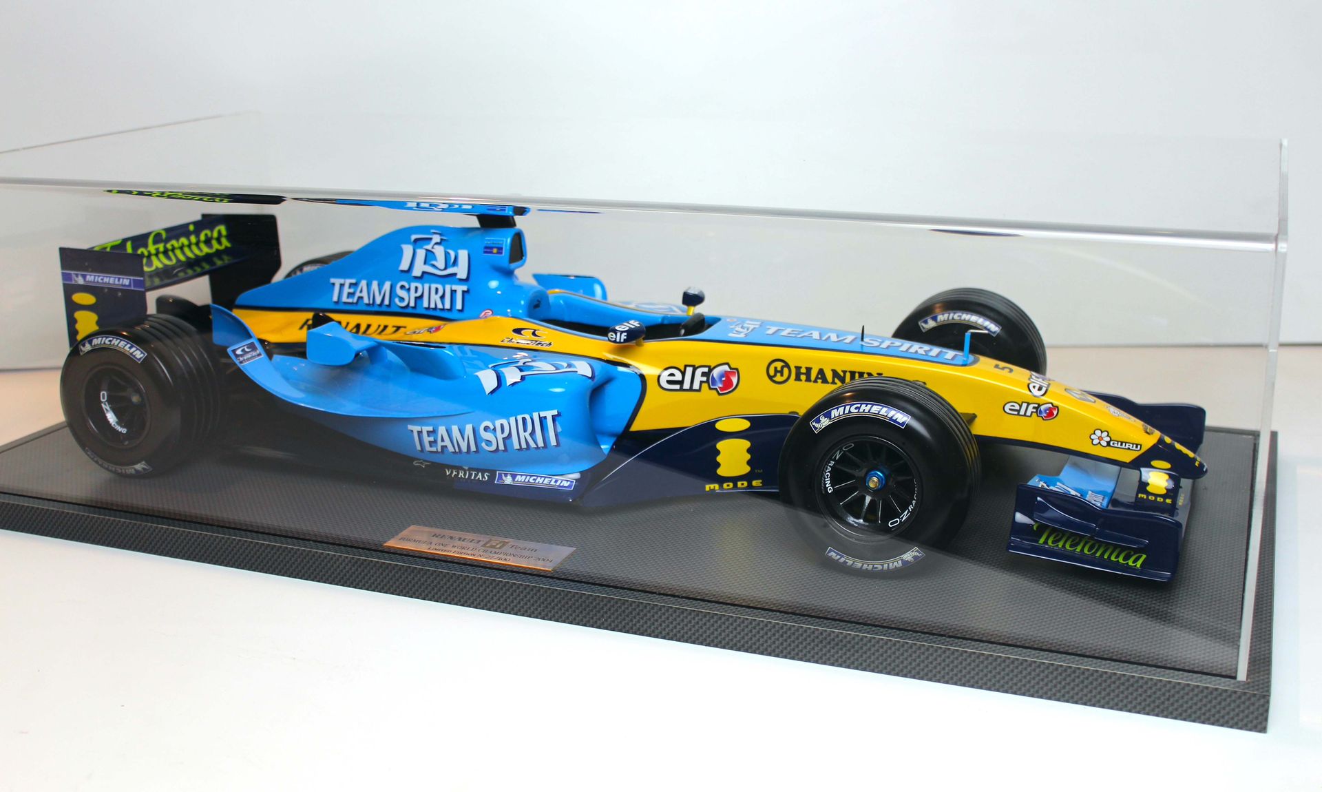 Grande maquette en résine distribuée par Renault F1 Team…