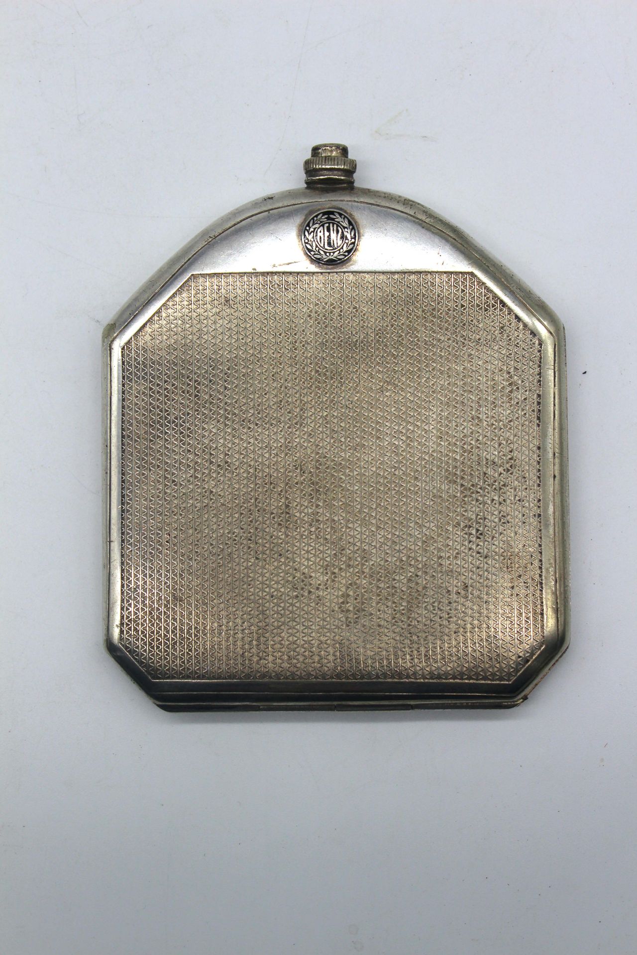 ETUI A CIGARETTES - BENZ 奔驰汽车散热器形状的香烟盒，约1915年。镀银的金属和珐琅的散热器徽章。显示蜂巢的Guillochage。通过&hellip;
