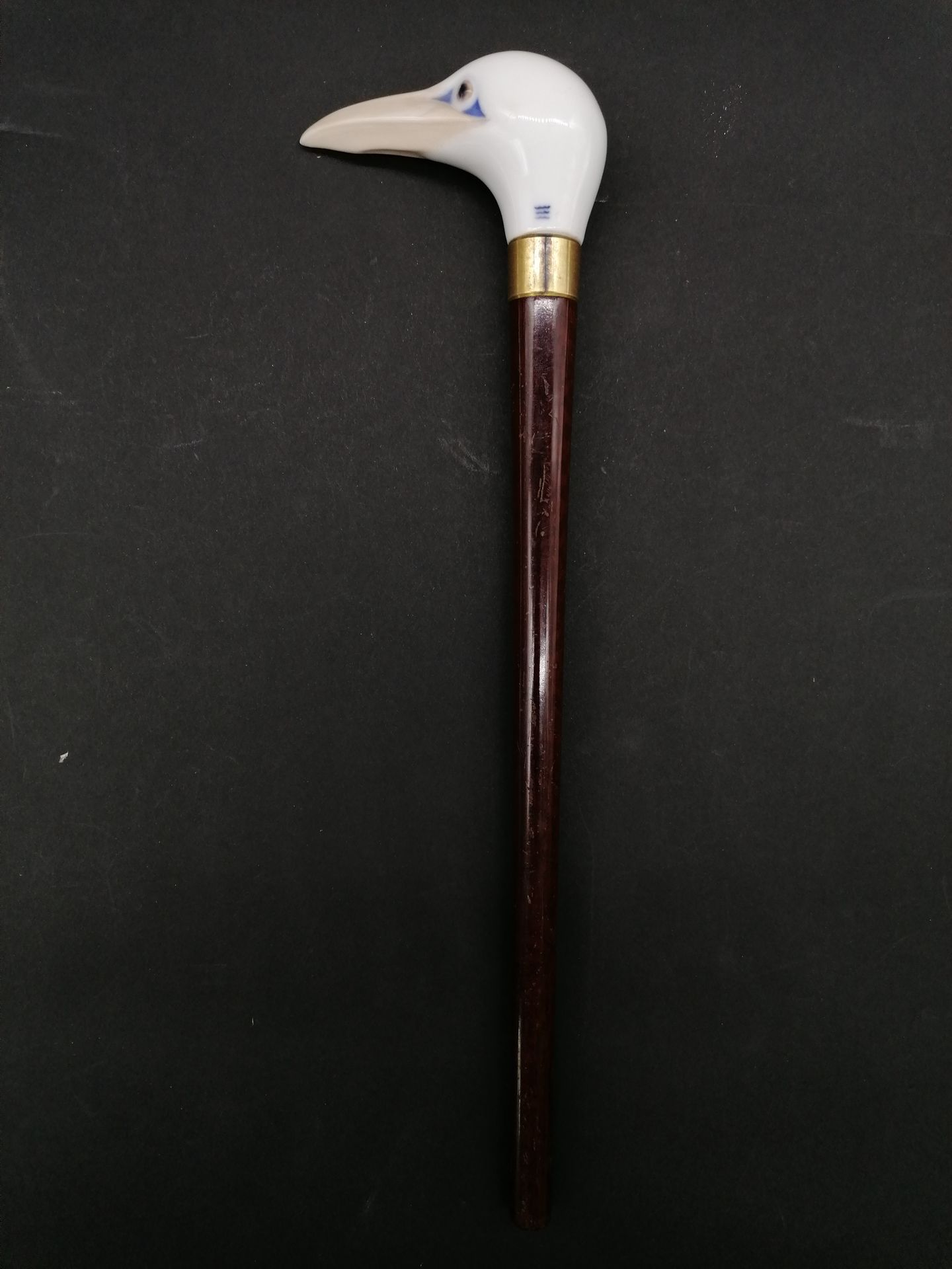 Null 
ROYAL COPENHAGEN




Wooden umbrella handle and bird head. 

A hair


L. 3&hellip;