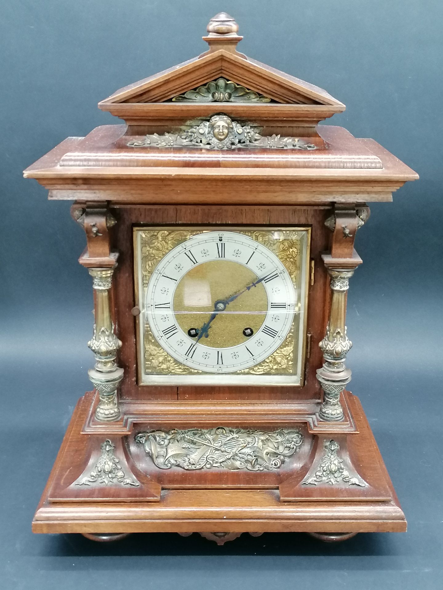 Null 表钟

机芯有两个风铃，木质雕花盒和镀金铜质装饰品。

珐琅质表盘上有罗马数字。

H.50 L.34,5 cm

有待修订的机制