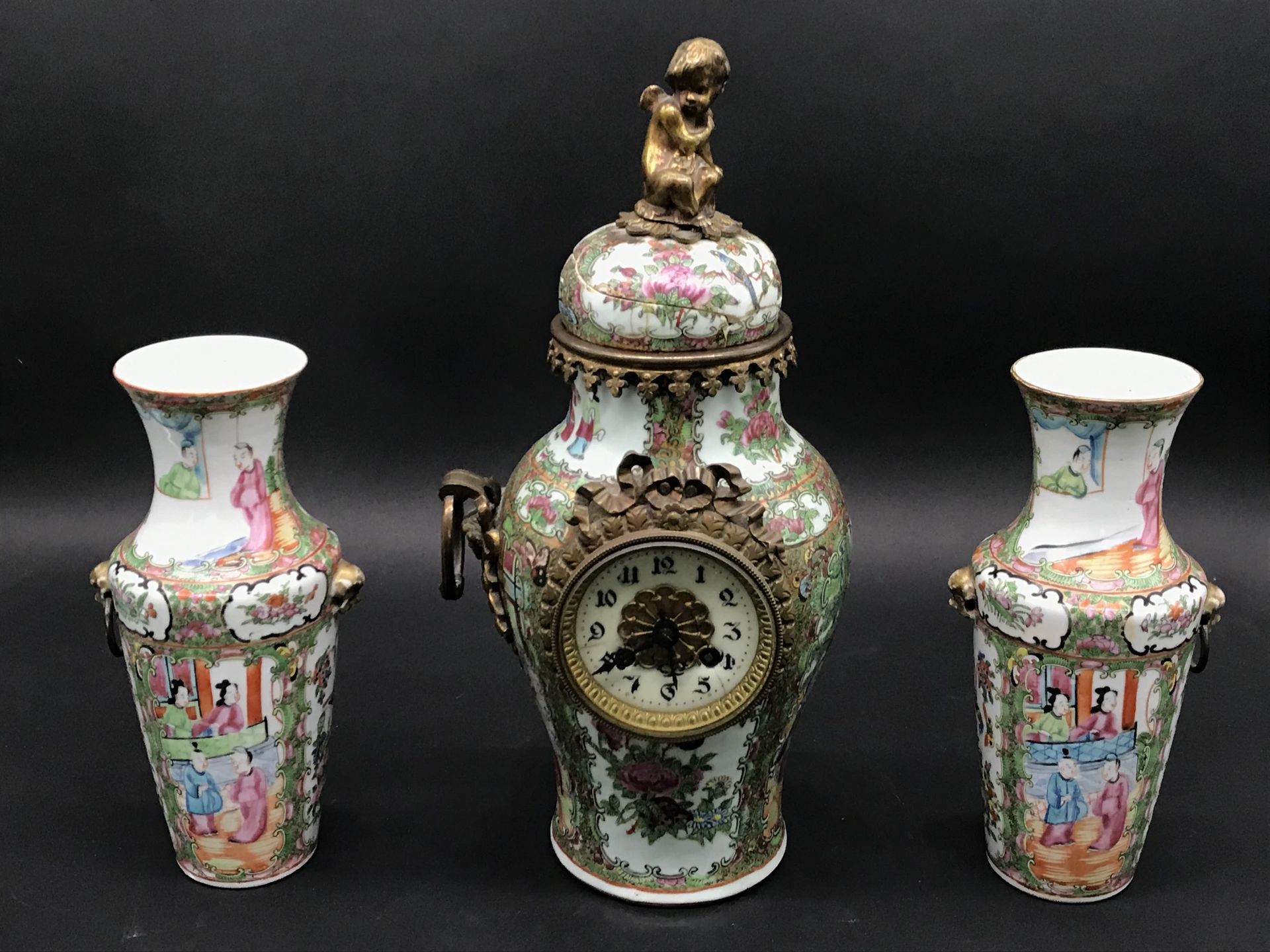 Null JUEGO DE CHIMENEA 

Repisa de porcelana de Cantón decorada con flores y per&hellip;