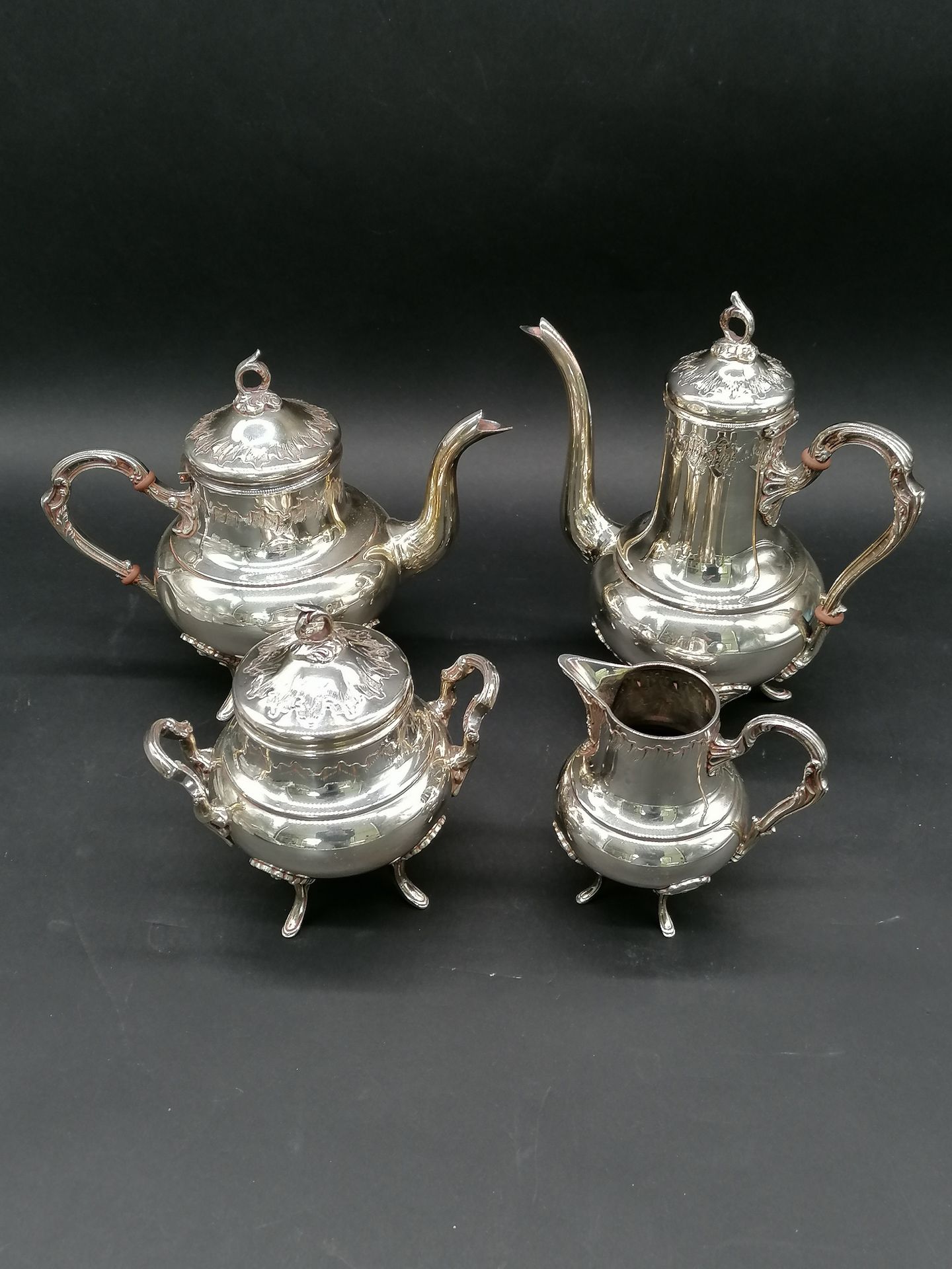 Null 茶和咖啡服务

路易十五风格的镀银金属制品，包括两个水壶，一个牛奶杯和一个糖碗。