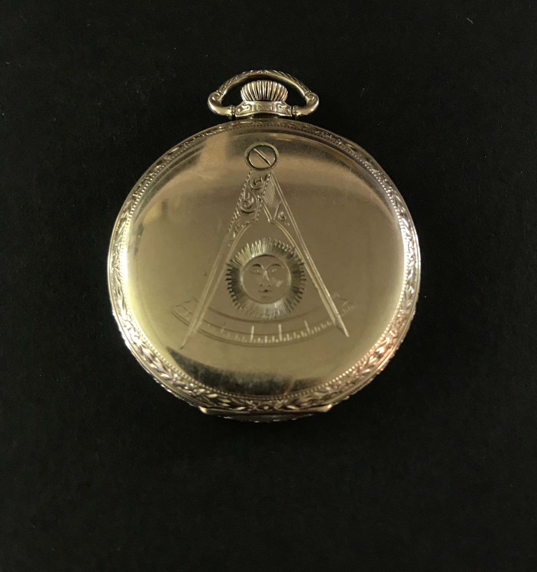 Null FREEMASONIA

Reloj de bolsillo regulador Hamilton, grabado masónico en el r&hellip;